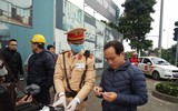 Cảnh sát giao thông đeo khẩu trang, găng tay, sát trùng máy đo nồng độ cồn